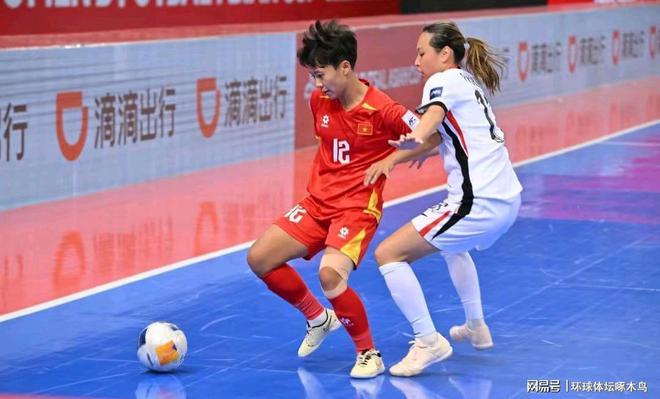 我国女足球员团结协作，成功挑战对手