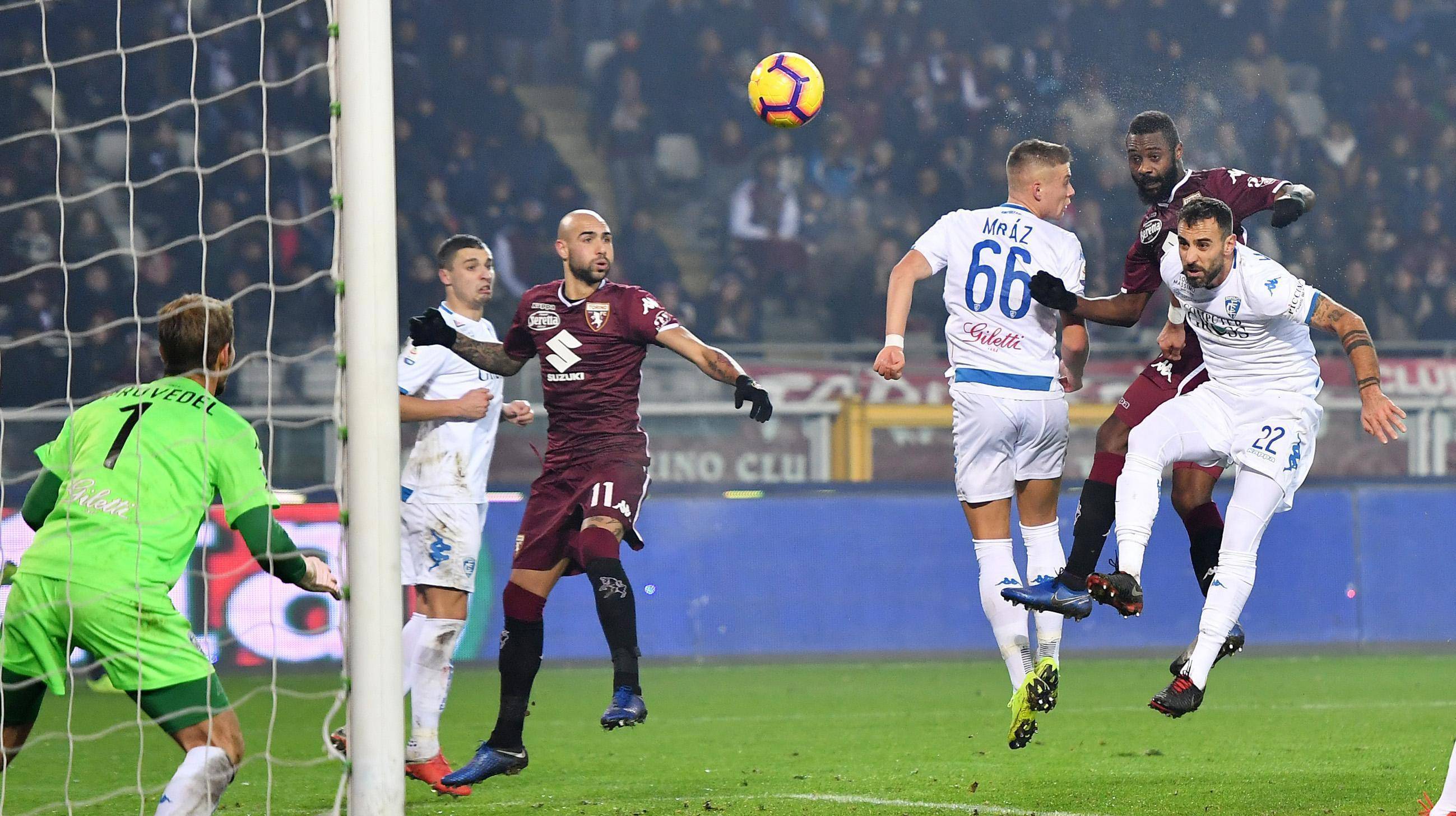 包含里昂主场轻松胜伟尔瓦，积分领先优势的词条